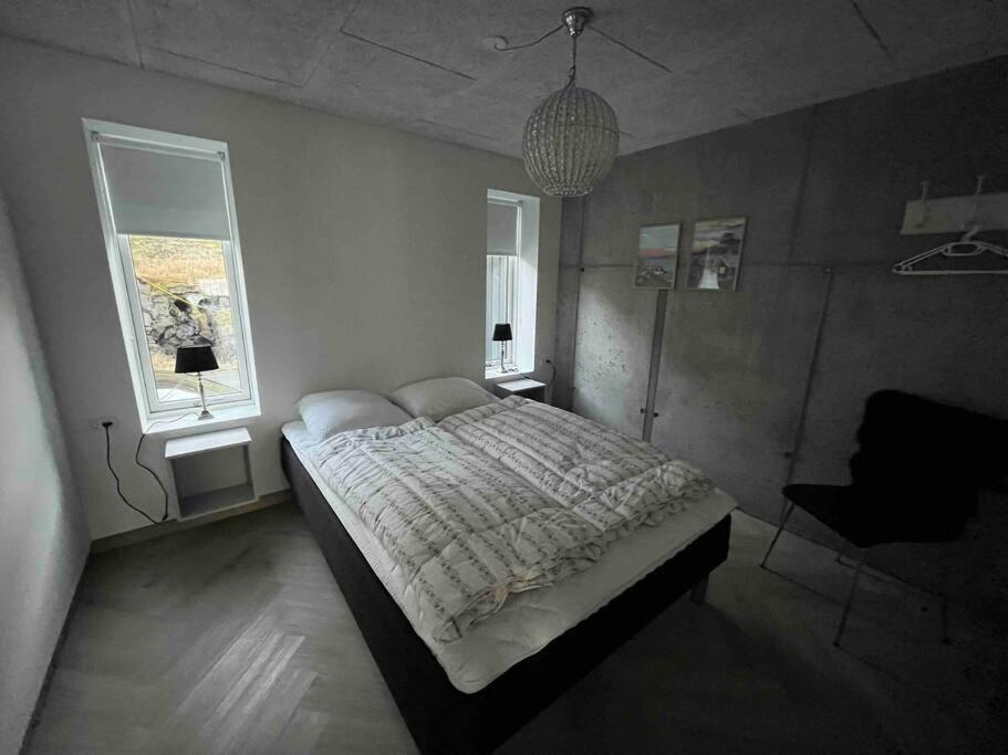 Säng eller sängar i ett rum på Brandnew Waterfront Apartment