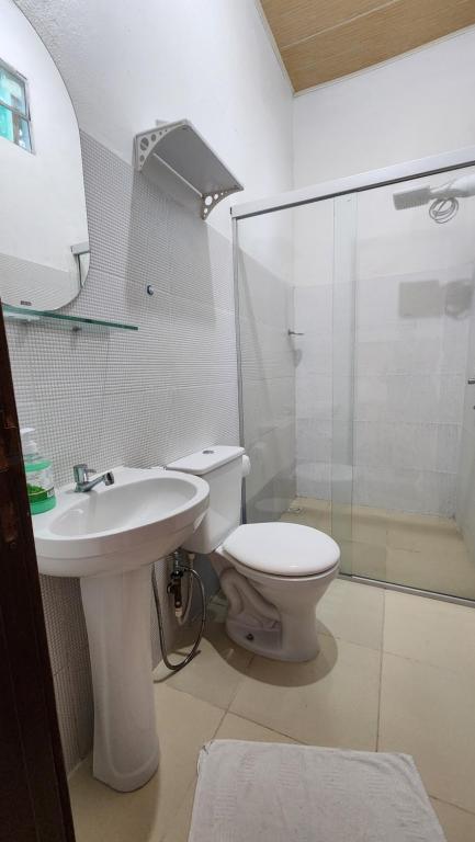 A bathroom at Vila Shangri-la Algodoal- Suítes e Redário