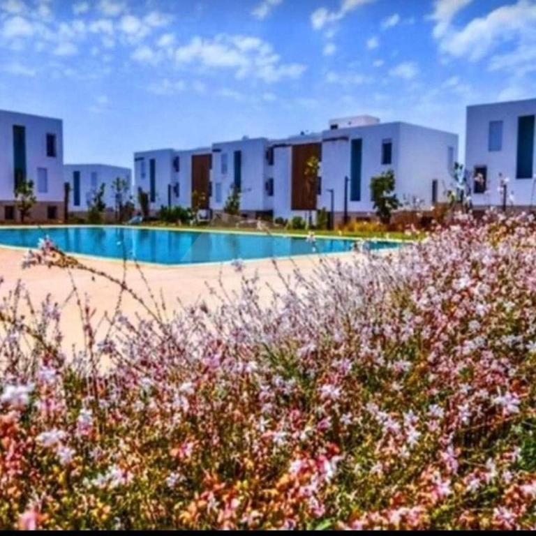 un complejo con piscina y algunos edificios en Studio vue golf Taghazout Bay Tamourit en Agadir