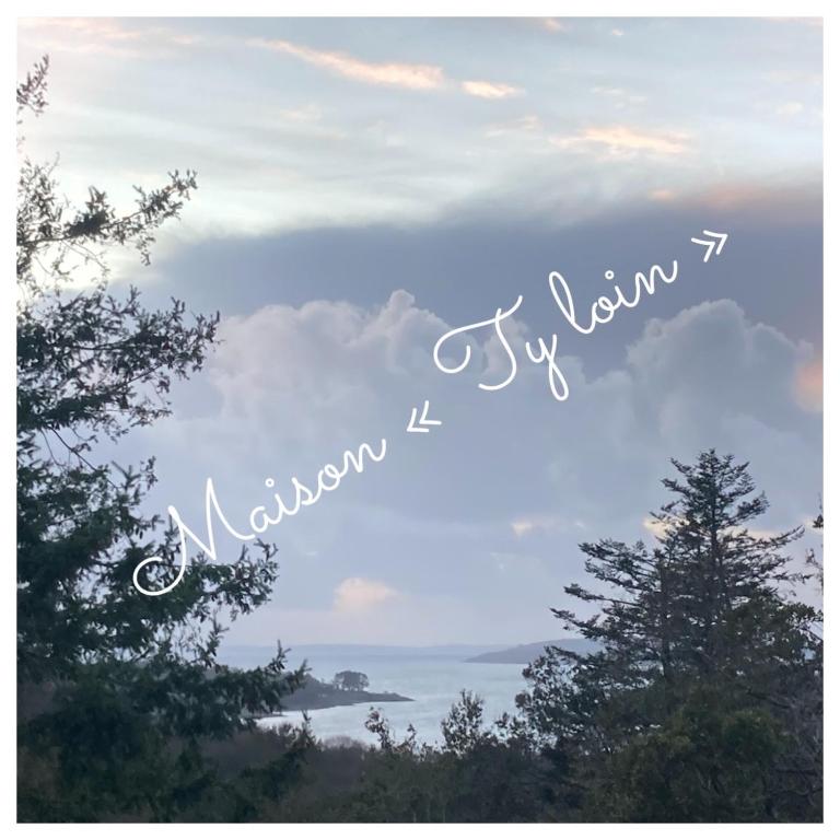 Un panneau indiquant le tourisme dans le ciel avec des arbres dans l'établissement Villa Ty Loin vue mer 8 personnes, à Logonna-Daoulas