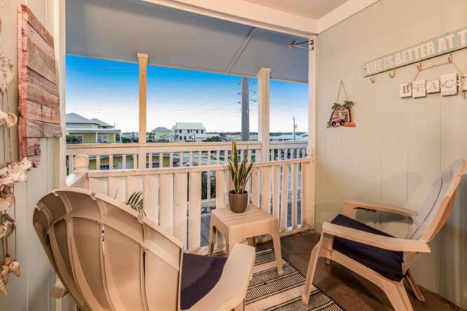 Ein Sitzbereich in der Unterkunft Deeded Beach Access- 10 min Walk to Hangout