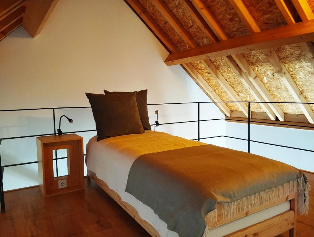 una camera con un letto in una stanza con finestre di Casas das Japoneiras a Paredes de Coura