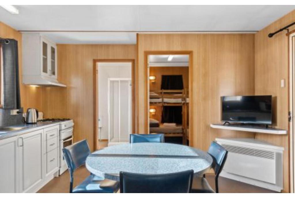 Discovery Parks - Hadspen - Standard Cabin - Sleeps 6