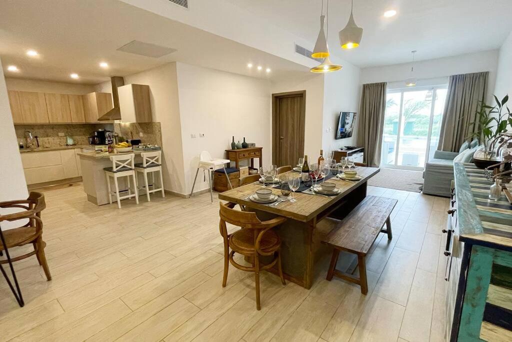 sala de estar con mesa de comedor y cocina en Apartamento de 2 Dormitorios en Hard Rock Golf, en Punta Cana