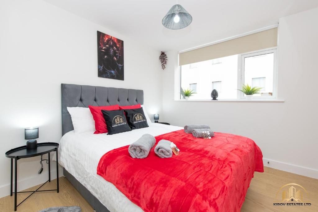 un dormitorio con una cama con dos animales de peluche en Hades Apartment - The Soul of Town en Southampton