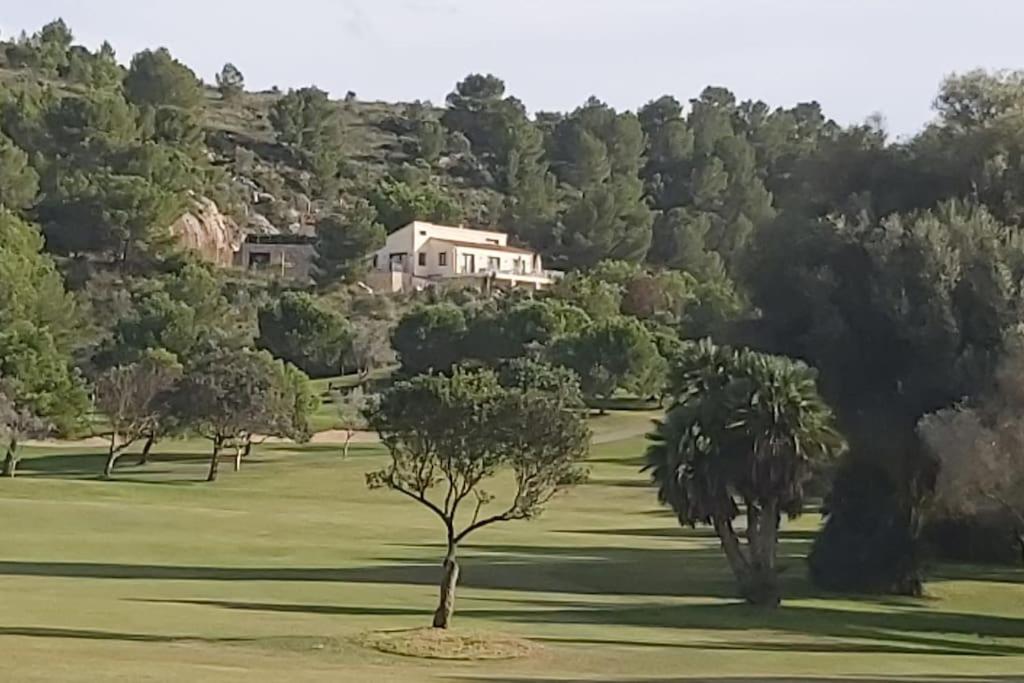 uma casa num campo de golfe com árvores em Luxuriöse Villa mit Pool nahe Canyamel em Capdepera