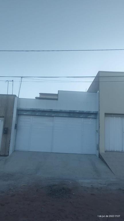 an empty parking lot with a white building at Casa mobiliada de 2 suítes na R São Lázaro 2367 - 2370 - Jardim Gonzaga in Juazeiro do Norte