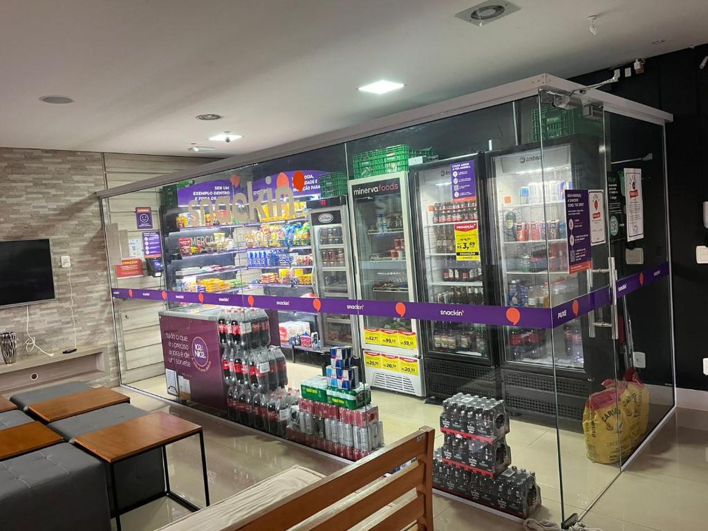 a store with a display case in a store at Apartamento 1445 Encantador in Ribeirão Preto