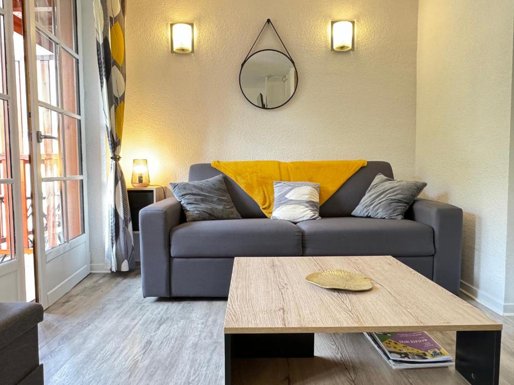 Гостиная зона в T2 + alcôve. Balcon. Parking couvert. Piscine été.