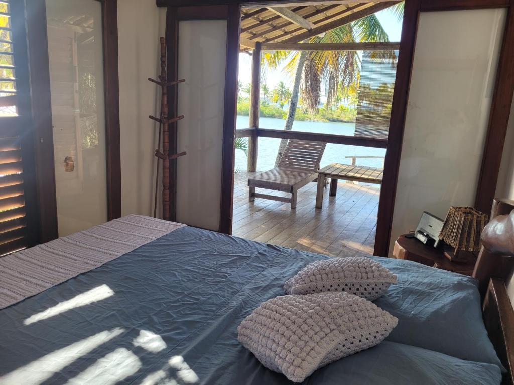 1 dormitorio con 1 cama con 2 almohadas en Casa Mar, Campinhos, Barra Grande/ Península de Maraú, en Maraú