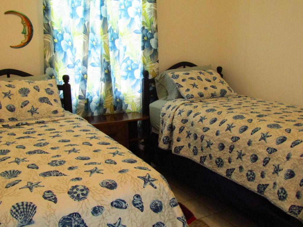 1 Schlafzimmer mit 2 Betten und einem Fenster in der Unterkunft Dover Apt 3 by the beach in the Gap in Christchurch