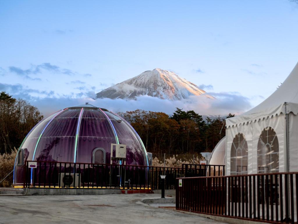 a view of a mountain with a dome and a mosque at Fuji Hoshizorano Mura Tabist in Narusawa