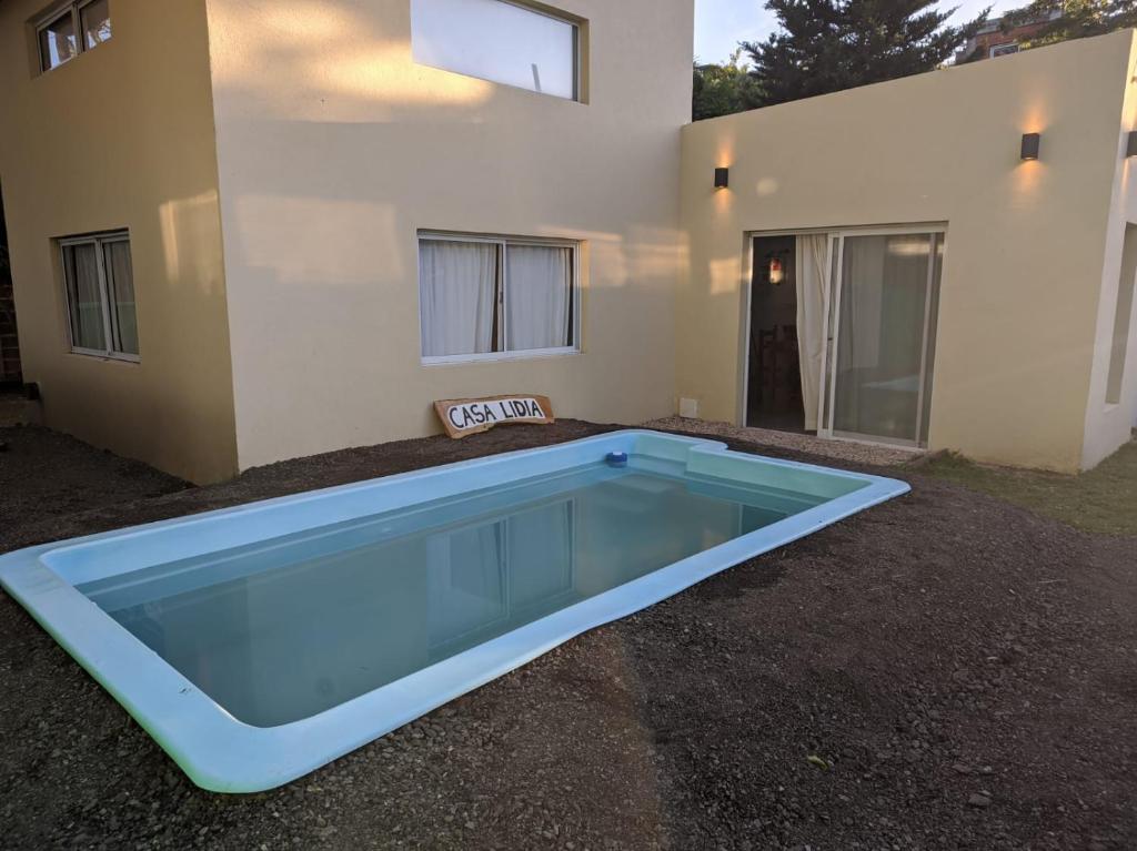 een groot zwembad voor een huis bij Casa Lidia in Chascomús