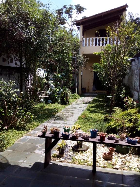 a picnic table in the yard of a house at Casa SFX Centro in São José dos Campos