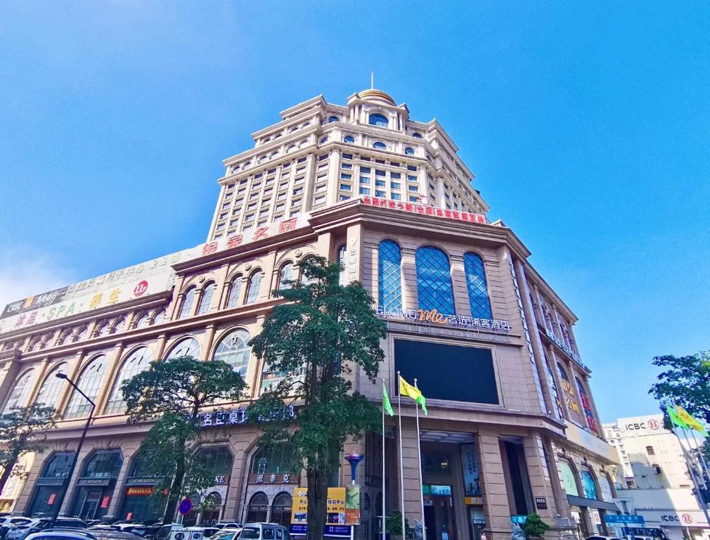 un grande edificio con una torre sopra di Elong Me Hotel a Zhongshan