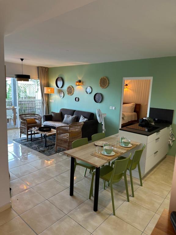 uma sala de estar com uma mesa e um sofá em Appartement Saint Martin Friars Bay Sunset Paradise em Friar's Bay