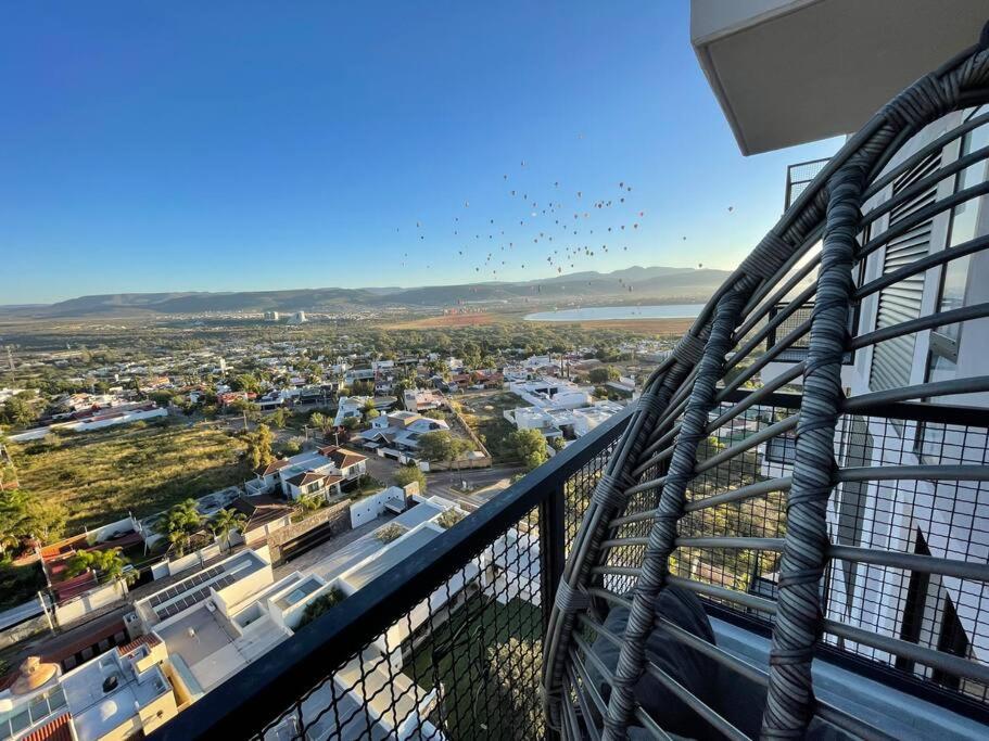 uma vista para a cidade a partir de uma varanda de um edifício em Cozy condo lake view 15th floor em León