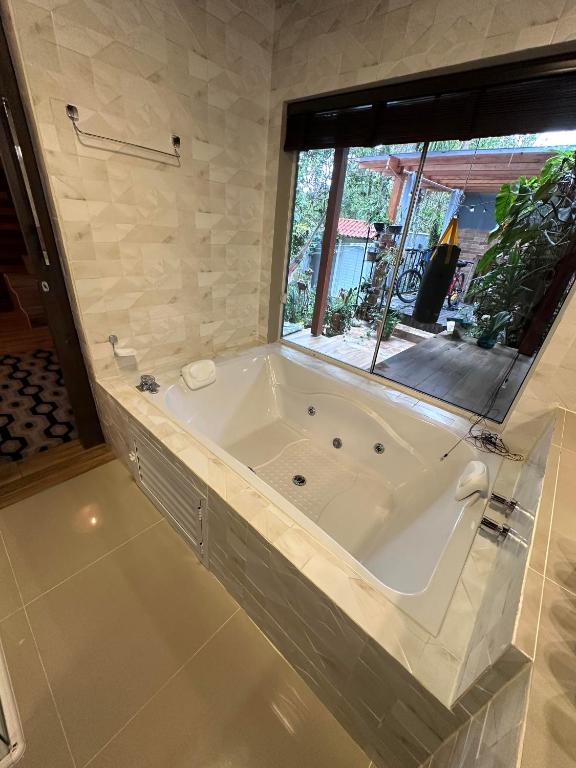 Koupelna v ubytování Arthi - LINDO LOFT RECANTO DOS PASSARINHOS com HIDROMASSAGEM!
