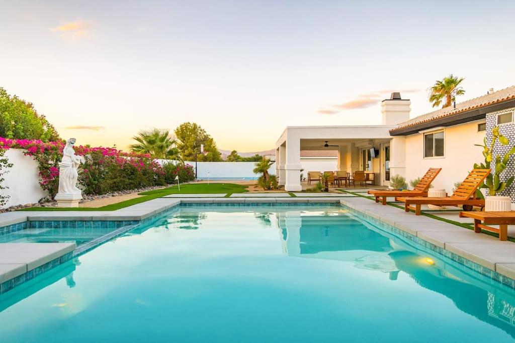 een zwembad met stoelen en een huis bij Resort style Villa w/ views, pool, spa and golf in Palm Springs
