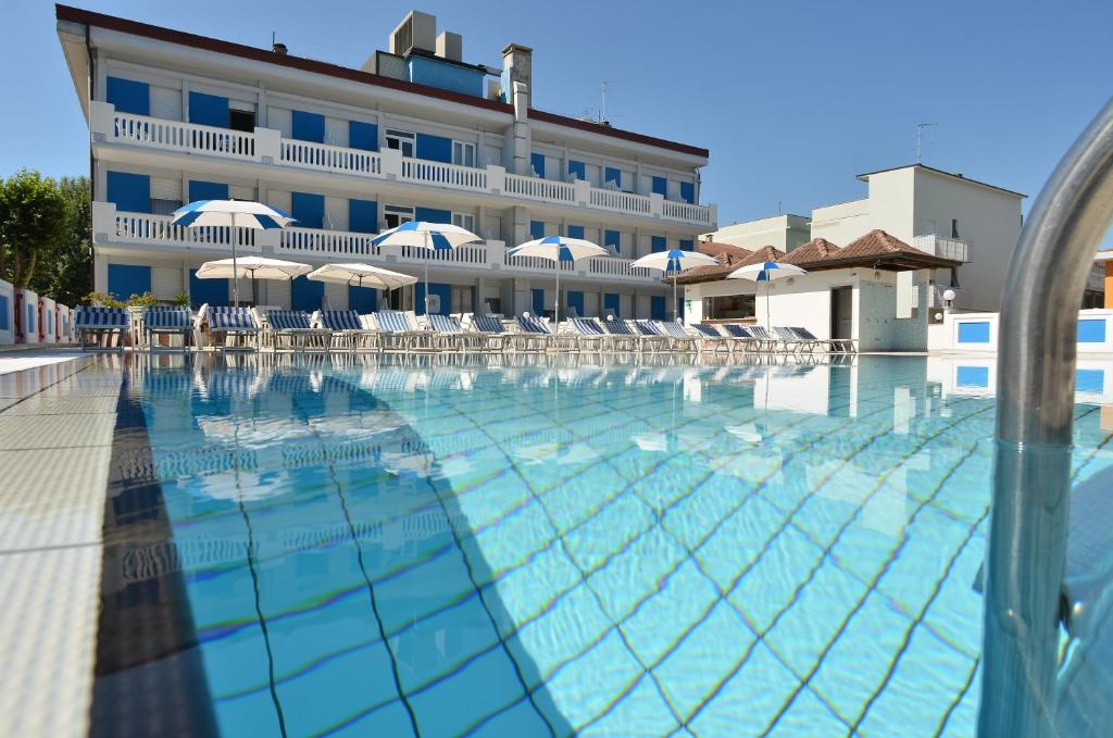 uma piscina em frente a um hotel em Hotel Germania em Bibione