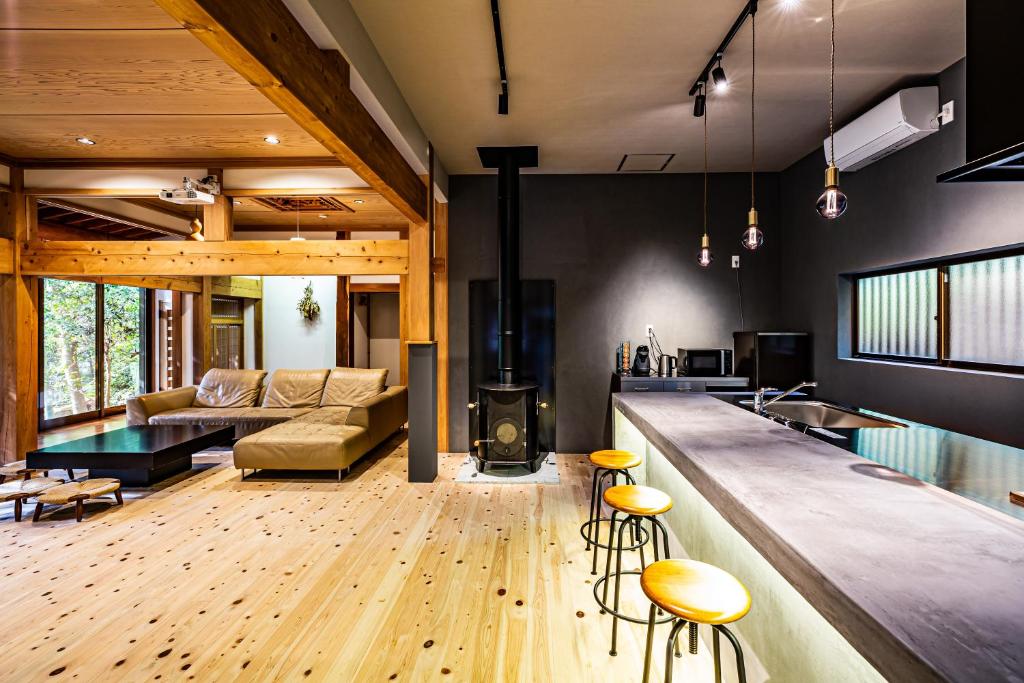 Un televizor și/sau centru de divertisment la Uwanosora Bed&BBQ&Sauna