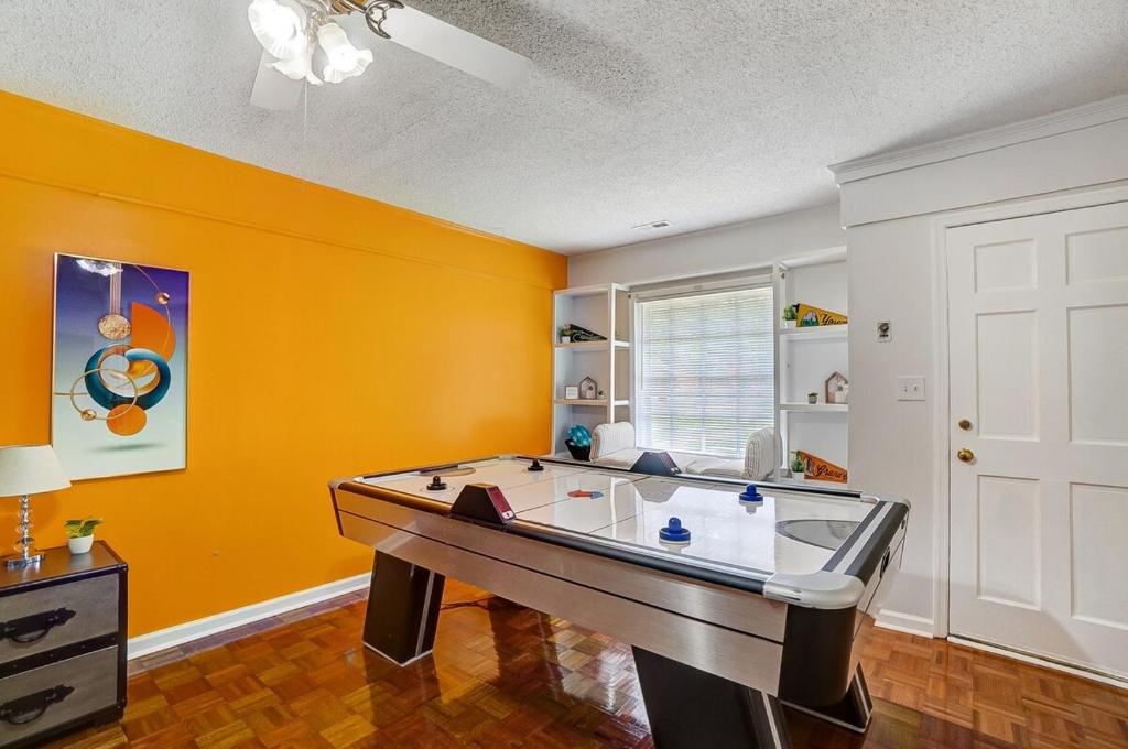 Vacation Home Plaza Escape W King Suite Air Hockey & Hot Tub