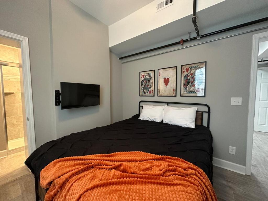 a bedroom with a bed and a flat screen tv at Westend One Hip & Stylish in Nashville