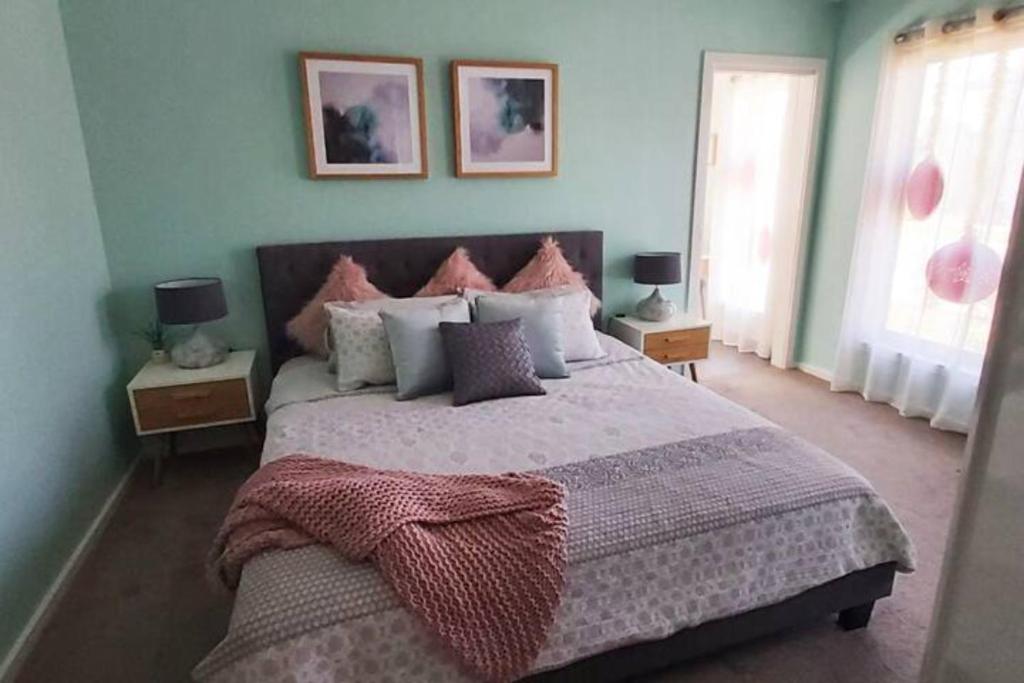 LyndhurstPrivate Guest Suite in Lyndhurst的一间带一张大床和两个床头柜的卧室