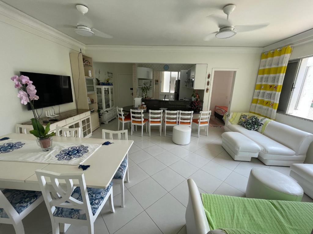 Apartamento Maré Mansa a 30 metros da praia Mansa em Caiobá com Wifi في كايوبا: غرفة معيشة مع أريكة وطاولة