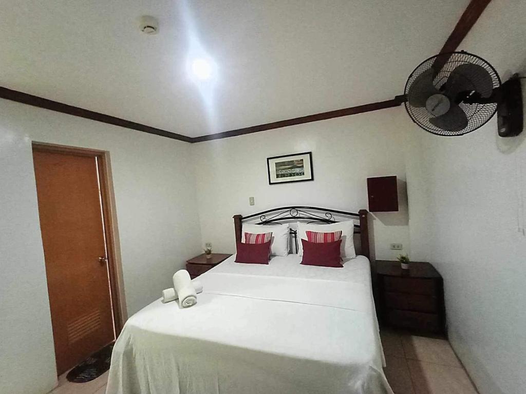 Postel nebo postele na pokoji v ubytování Double Diamond Inn Guest House