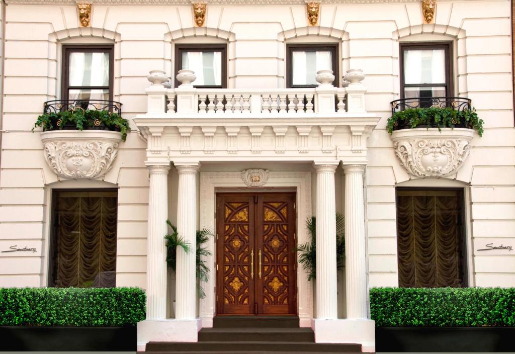 A fachada ou entrada em Sanctuary Hotel New York