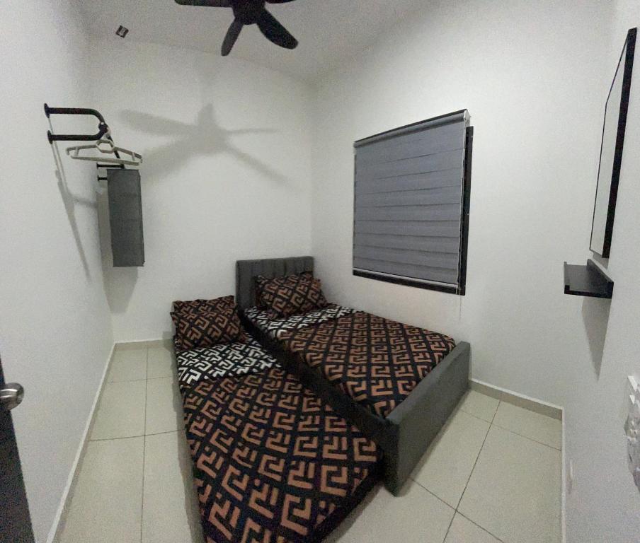 Un pat sau paturi într-o cameră la Armaya Pool Villa Klang
