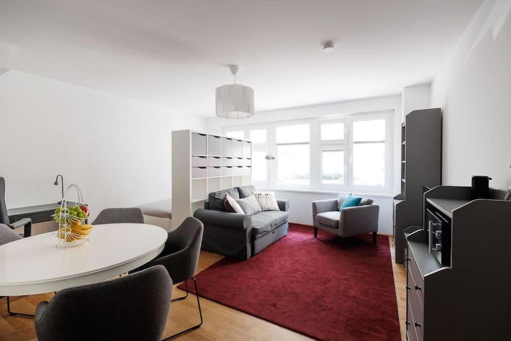 ein Wohnzimmer mit einem Tisch und Stühlen in der Unterkunft NEW! Convenient ViennaLove Apartment WienMeidling in Wien