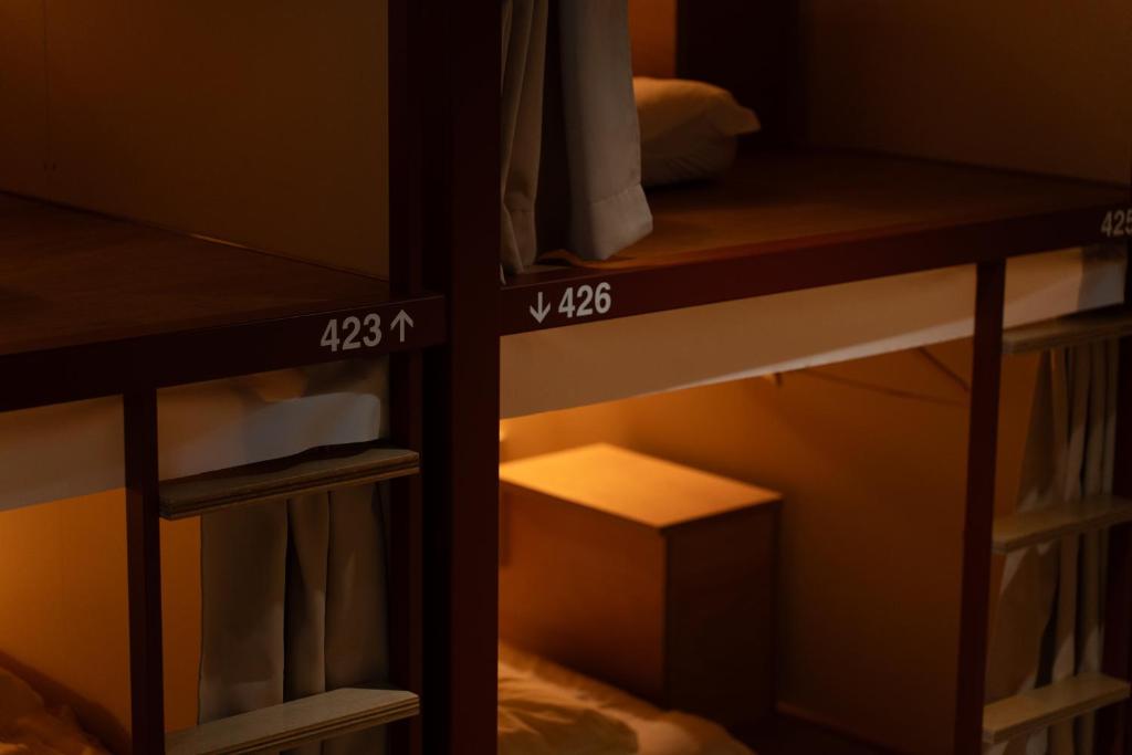 Postel nebo postele na pokoji v ubytování HELIO HOSTEL SAPPORO