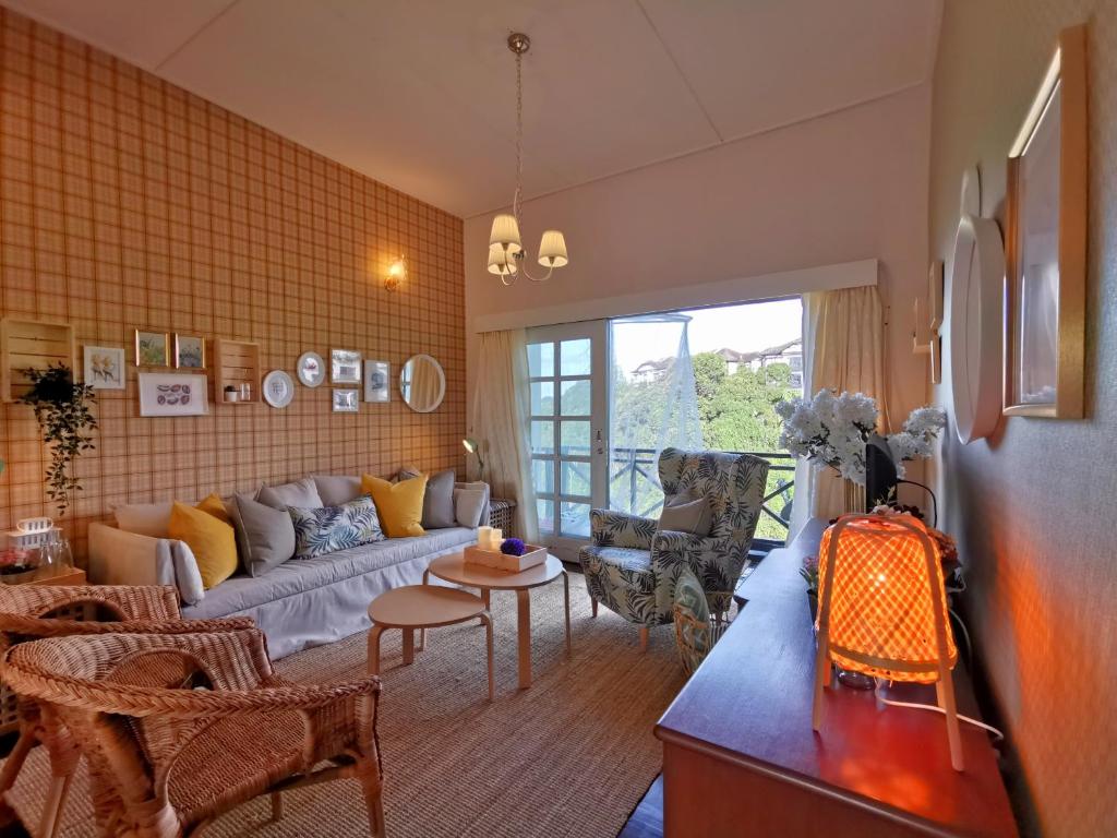 een woonkamer met een bank en een tafel bij Green Hill Tanah Rata Cameron Highland in Tanah Rata