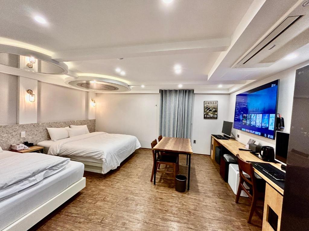 TV a/nebo společenská místnost v ubytování Series hotel