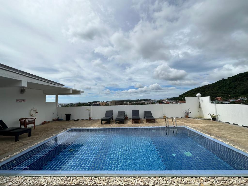 Bazén v ubytování Kata Place Hotel nebo v jeho okolí