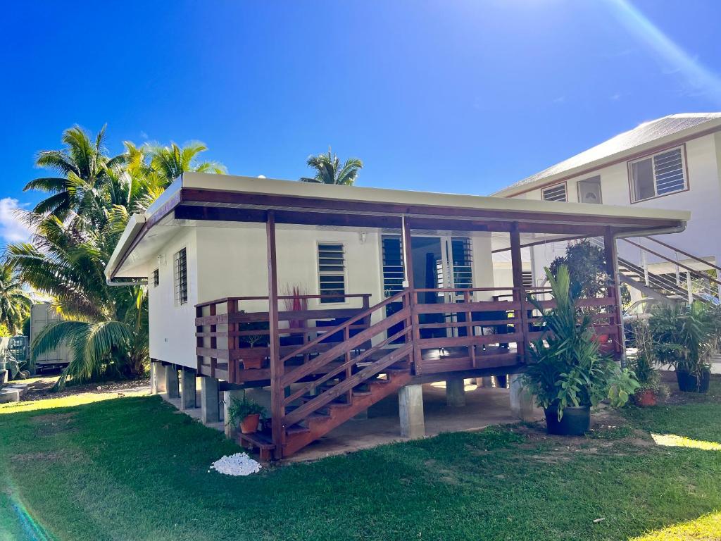 une maison avec une grande terrasse dans la cour dans l'établissement Fare Mihiau, à Hauru