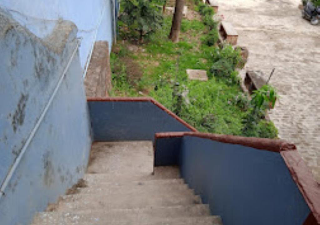 un conjunto de escaleras que conducen a un edificio en Hotel Kameshwar Rajgir, en Rajgir