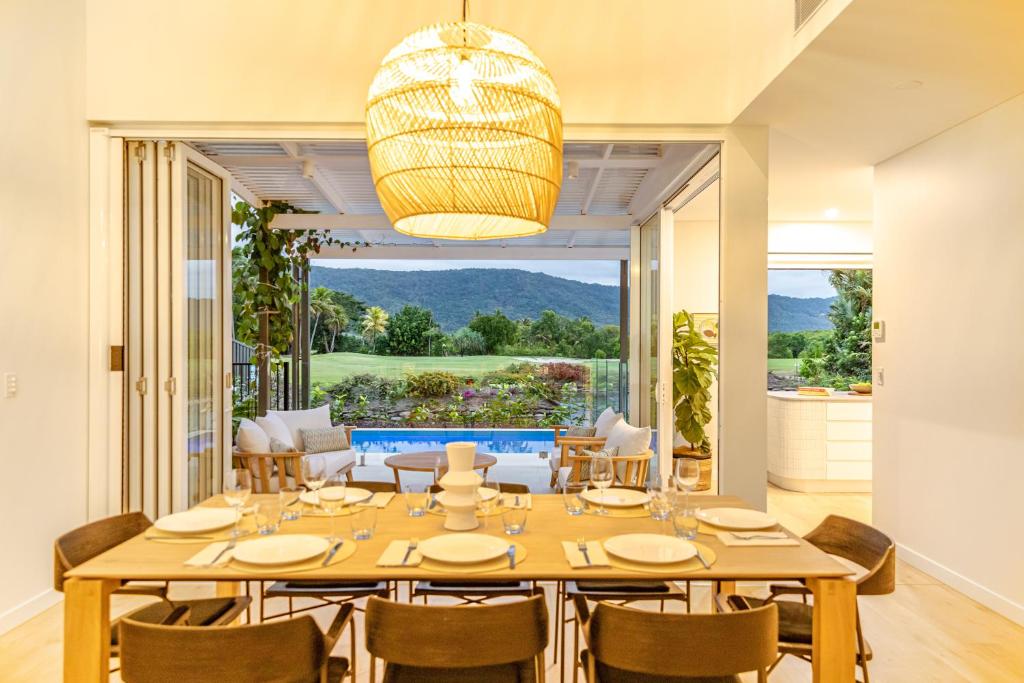 Bazén v ubytování Escape Villas Port Douglas nebo v jeho okolí