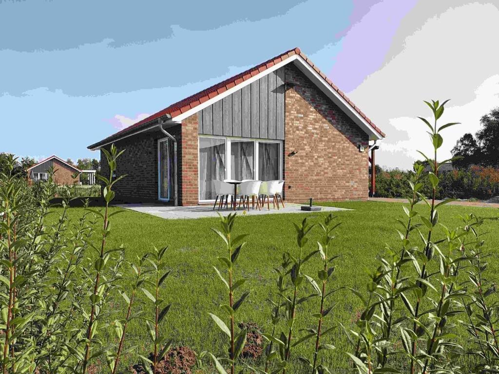 una casa con un prato davanti di Ferienhaus Fasanen Nest a Sehestedt