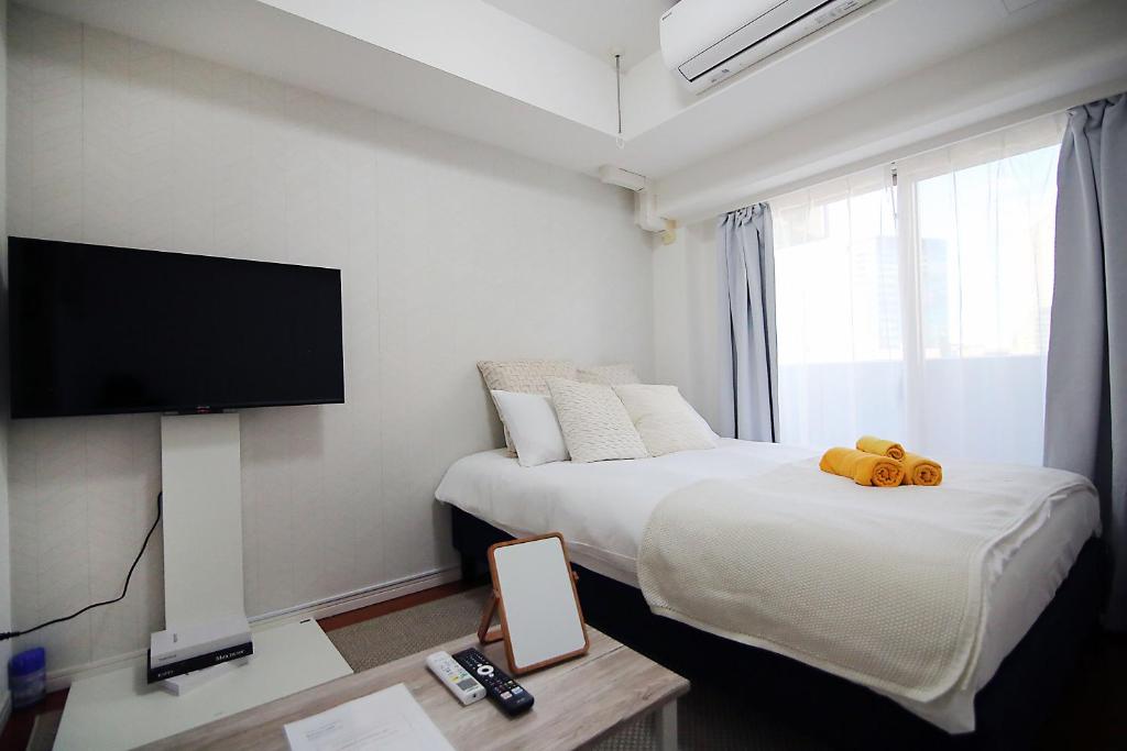 Habitación de hotel con 2 camas y TV de pantalla plana. en SQ) SHIBUYA HOUSE en Tokio