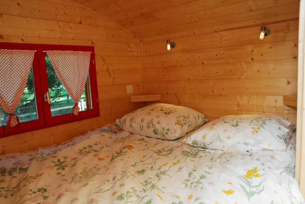 En eller flere senge i et værelse på Gypsy Nature B&B