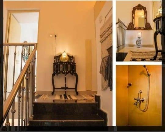 due foto di una scala in una casa di White House a Canacona