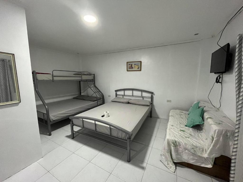 Postel nebo postele na pokoji v ubytování Nolina's Transient Rooms - Alaminos, Pangasinan