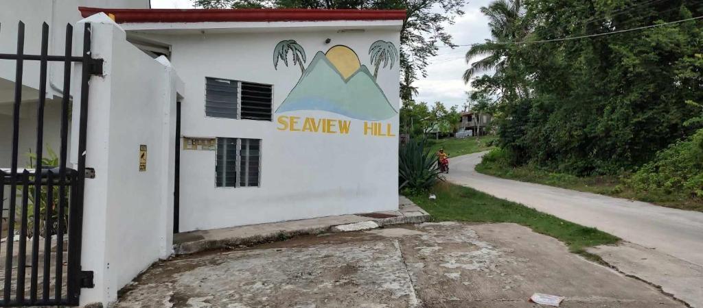 un edificio blanco con un cartel en el costado en Notavailable, 