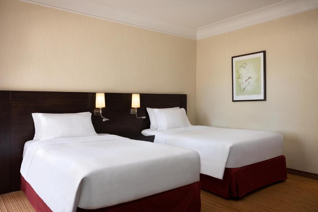 Łóżko lub łóżka w pokoju w obiekcie Courtyard by Marriott Rome Central Park