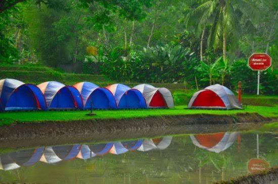 une rangée de tentes à côté d'une masse d'eau dans l'établissement CAMPING GROUND, à Bukittinggi