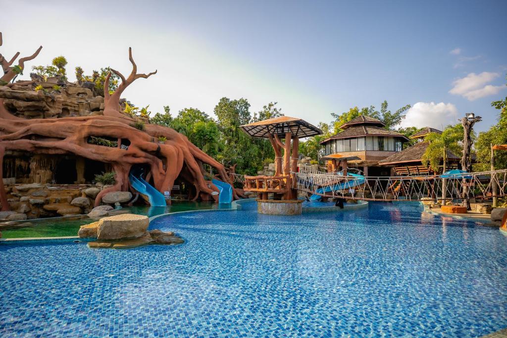un parque acuático con un árbol en el medio. en Tamnanpar Resort en Ban Phe