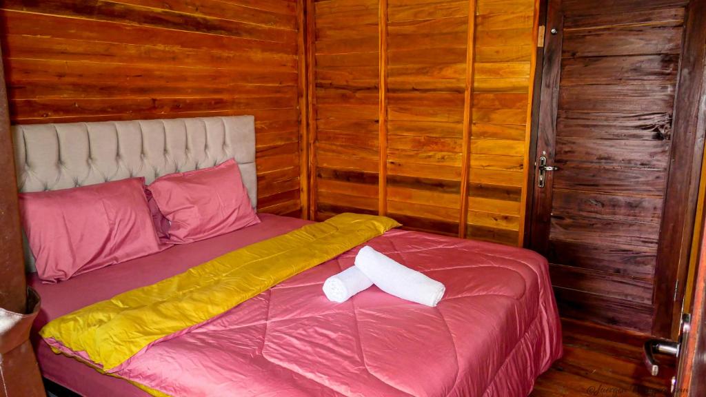 Postel nebo postele na pokoji v ubytování Mandalika Queen Hostel